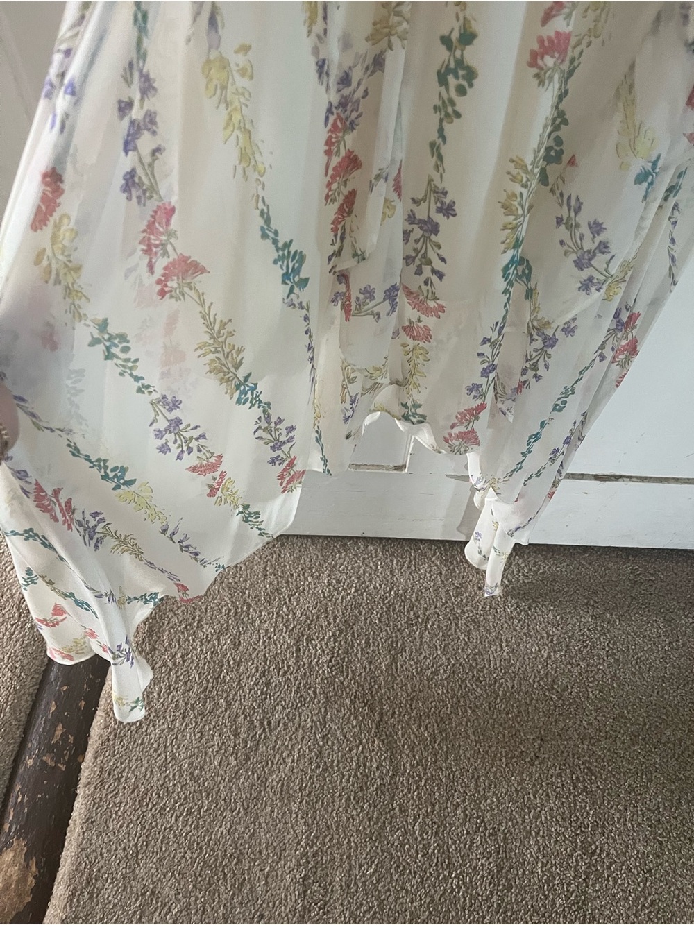 BCBGMaxazria silk floral dress. Never worn excellent condition. Size 8. - Picture 6 of 10